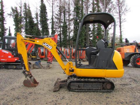 JCB 8014 – Frontansicht (Bild 1)