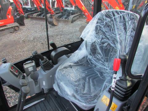 Kubota KX 019-4 – Innenraum (Bild 5)