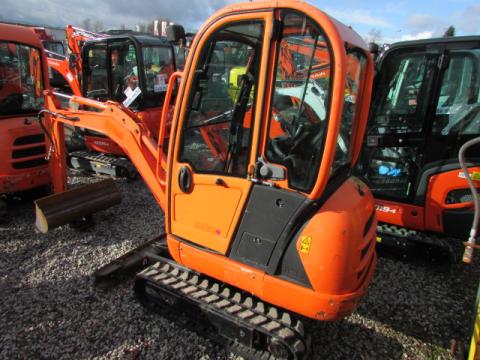 JCB 8018 CTS – Heckansicht (Bild 4)