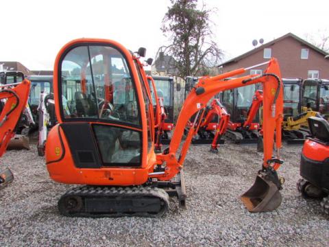 JCB 8018 CTS – Frontansicht (Bild 1)