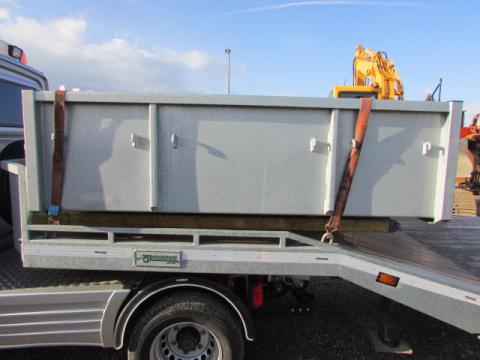 Mercedes-Benz Sprinter 519 CDI mit Sattelzugmaschine Veldhuizen – Nahaufnahme (Bild 11)