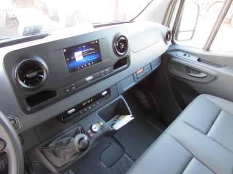 Mercedes-Benz Sprinter 519 CDI mit Sattelzugmaschine Veldhuizen – Innenraum (Bild 17)