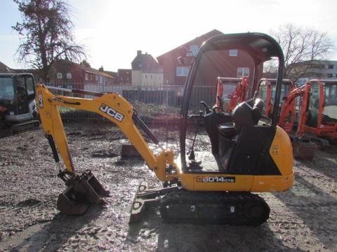 JCB 8014 CTS – Frontansicht (Bild 1)