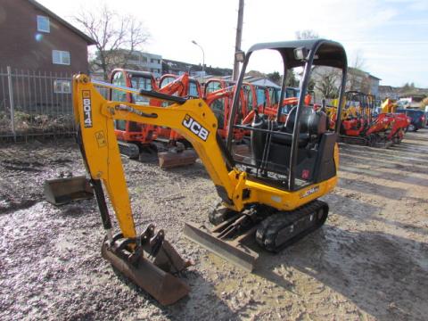 JCB 8014 CTS – Seitenansicht links (Bild 2)