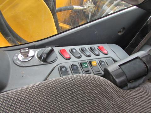 Komatsu PW 148-8 – Seitenansicht links (Bild 14)