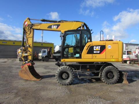 Caterpillar M 318 F  – Frontansicht (Bild 1)