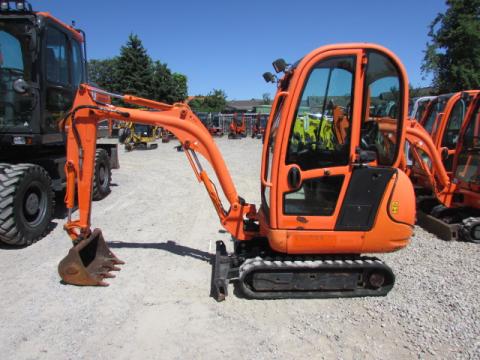 JCB 8018 CTS  – Frontansicht (Bild 1)