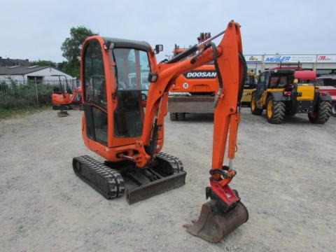 JCB 8018 CTS – Seitenansicht rechts (Bild 3)