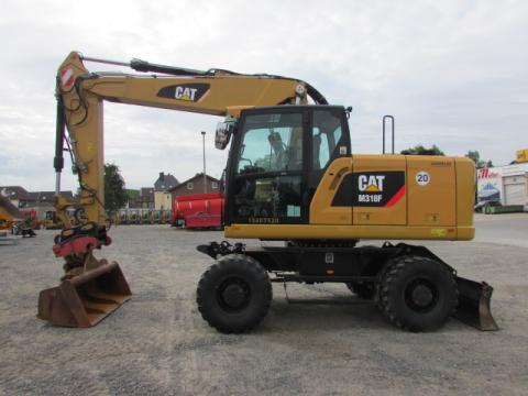 Caterpillar M 318 F  – Frontansicht (Bild 1)