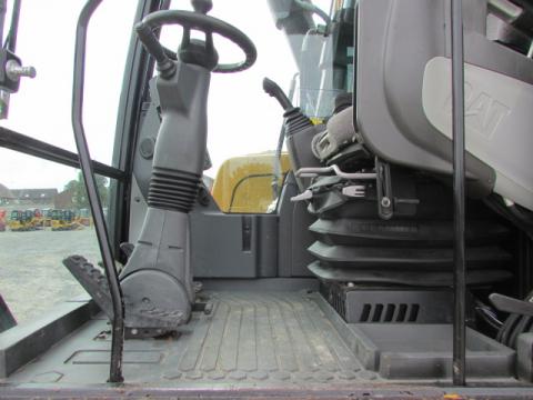 Caterpillar M 318 F  – Seitenansicht rechts (Bild 15)