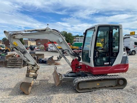Takeuchi TB 235 – Frontansicht (Bild 1)
