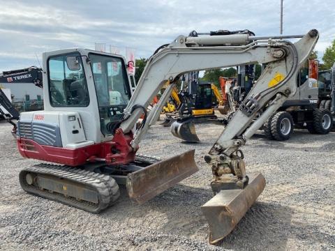 Takeuchi TB 235 – Seitenansicht links (Bild 2)