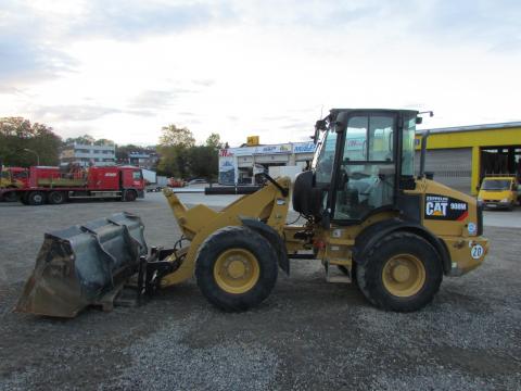 Caterpillar 908 M  – Frontansicht (Bild 1)
