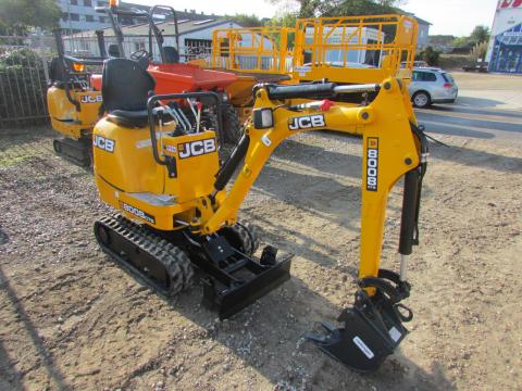 JCB 8008 CTS  – Frontansicht (Bild 1)