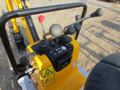 JCB 8008 CTS  – Heckansicht (Bild 4)