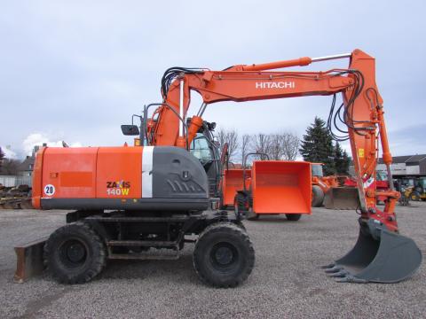 Hitachi ZX 140 W-3 – Frontansicht (Bild 1)