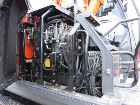 Hitachi ZX 140 W-3 – Frontansicht (Bild 13)