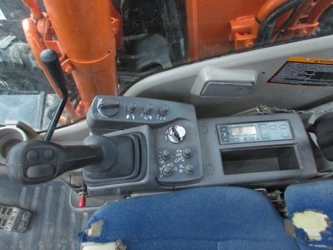 Hitachi ZX 140 W-3 – Innenraum (Bild 17)