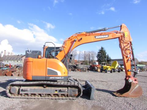 Doosan DX 140 LCR-5 – Frontansicht (Bild 1)
