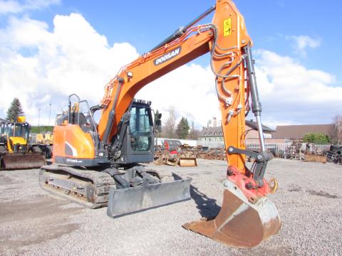 Doosan DX 140 LCR-5 – Seitenansicht links (Bild 2)