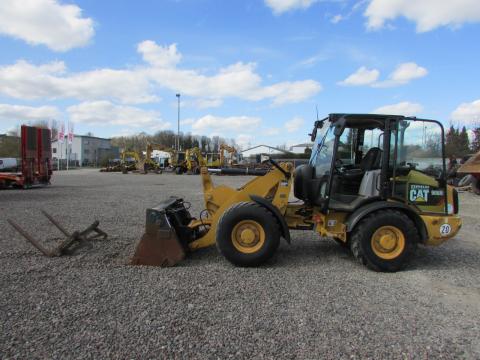 CAT 906 H2 – Frontansicht (Bild 1)