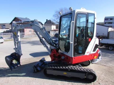 Takeuchi TB 225  – Frontansicht (Bild 1)