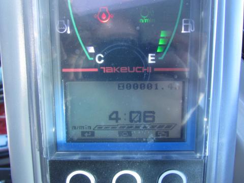 Takeuchi TB 225  – Frontansicht (Bild 13)