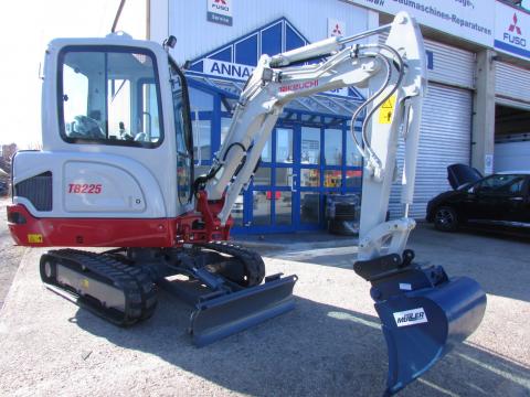 Takeuchi TB 225  – Heckansicht (Bild 4)