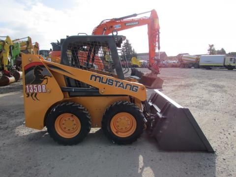 Mustang / Gehl / Manitou 1350 R  (Kein Bobcat)  – Frontansicht (Bild 1)