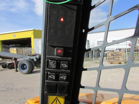 Mustang / Gehl / Manitou 1350 R  (Kein Bobcat)  – Frontansicht (Bild 13)