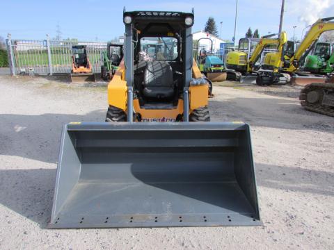 Mustang / Gehl / Manitou 1350 R  (Kein Bobcat)  – Seitenansicht rechts (Bild 3)