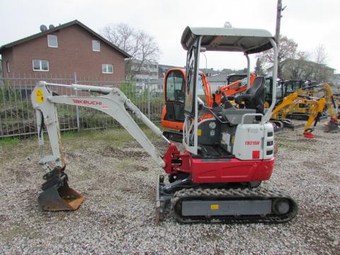 Takeuchi TB 215 R  – Frontansicht (Bild 1)