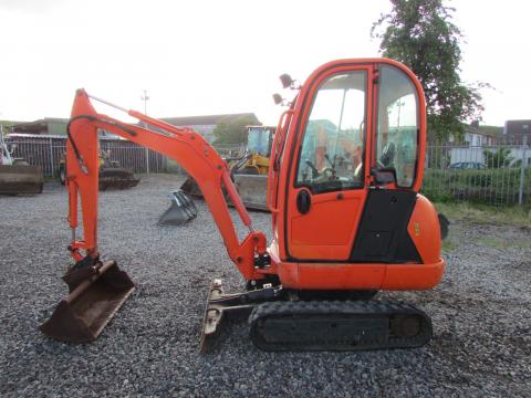 JCB 8018 CTS  – Frontansicht (Bild 1)