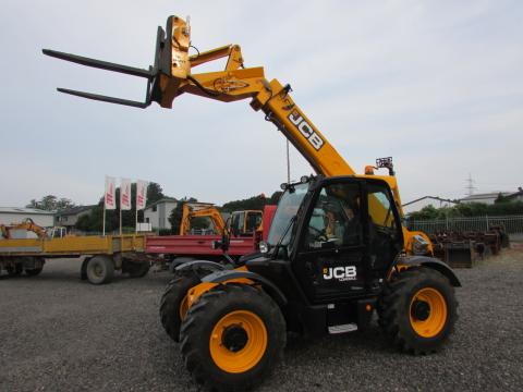 JCB 531-70 Teleskoplader – Frontansicht (Bild 1)