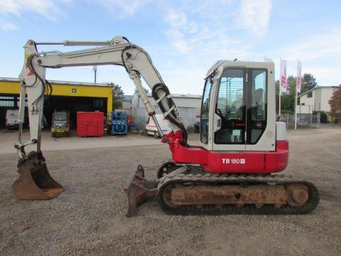 Takeuchi TB 180 FR (Hüllkreisbagger) – Frontansicht (Bild 1)