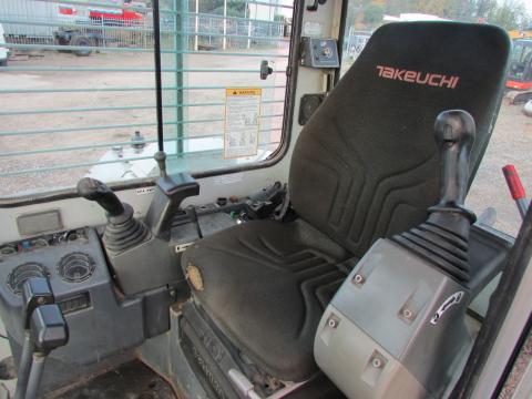 Takeuchi TB 180 FR (Hüllkreisbagger) – Einsatz auf Baustelle (Bild 9)