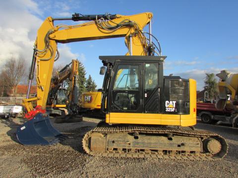 Caterpillar 325 FLCR VAH  – Frontansicht (Bild 1)
