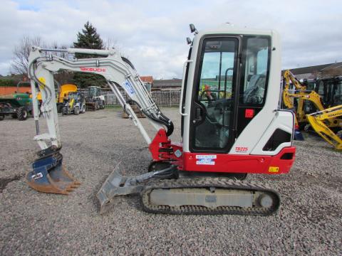 Takeuchi TB 225 V1  – Frontansicht (Bild 1)