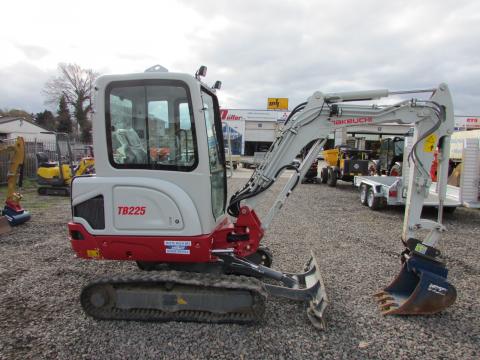Takeuchi TB 225 V1  – Detailaufnahme Motor (Bild 7)