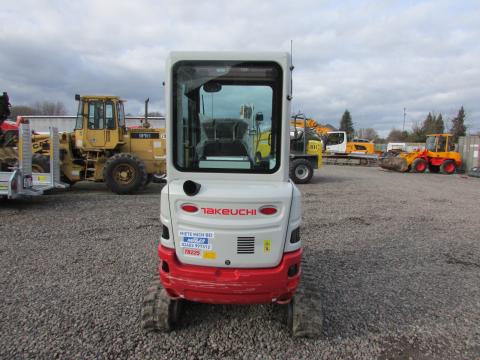 Takeuchi TB 225 V1  – Einsatz auf Baustelle (Bild 9)