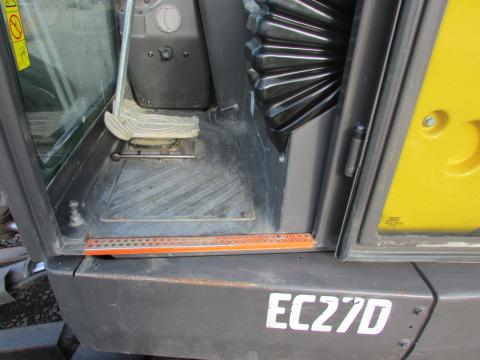 Volvo EC 27 D  – Einsatz auf Baustelle (Bild 9)