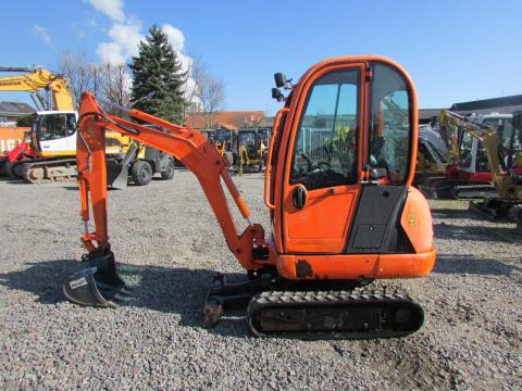 JCB 8018 CTS  – Frontansicht (Bild 1)