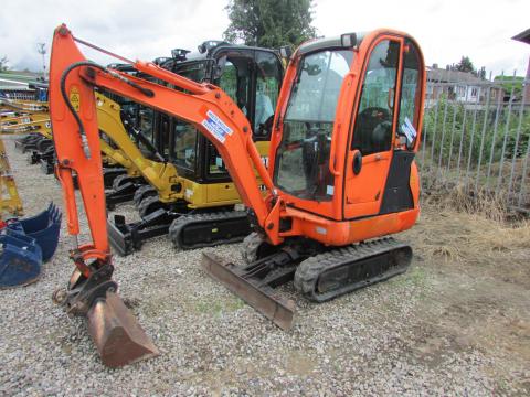 JCB 8018 CTS  – Frontansicht (Bild 1)