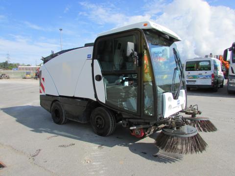 Johnston Sweepers CN 200 Kehrmaschine 142A 101T  – Frontansicht (Bild 1)