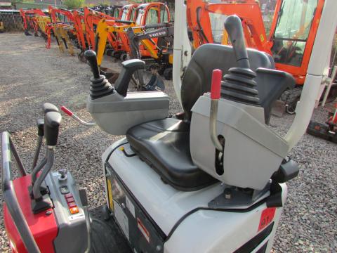 Takeuchi TB 210 R  – Detailaufnahme Motor (Bild 7)
