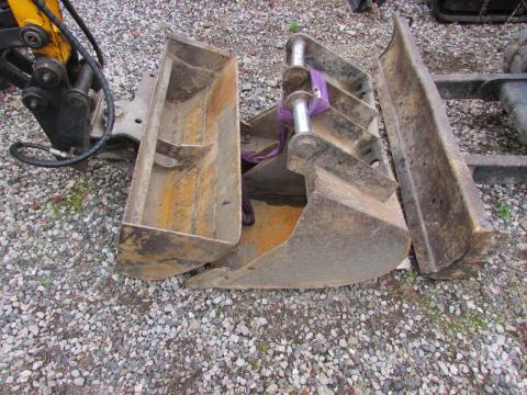 JCB 8025  – Seitenansicht links (Bild 2)