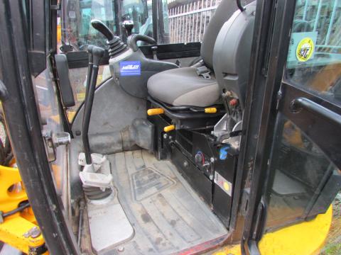 JCB 8025  – Innenraum (Bild 5)
