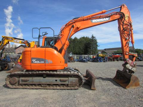 Doosan DX 140 LCR-3  – Frontansicht (Bild 1)