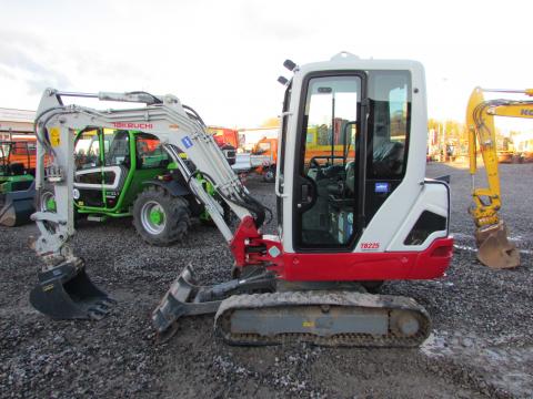 Takeuchi TB 225  – Frontansicht (Bild 1)