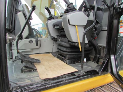 Caterpillar 318 FL – Nahaufnahme (Bild 11)